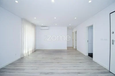 Wohnzimmer; holzboden, tageslicht, renoviert