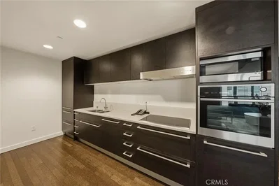 Cuisine; électroménager, parquet, lumière naturelle