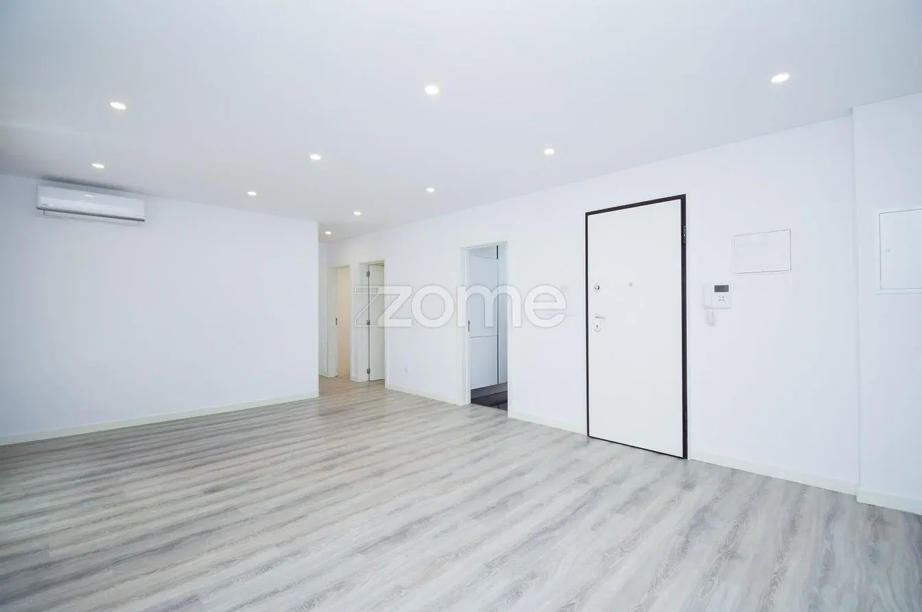 Wohnzimmer; holzboden, tageslicht, renoviert