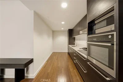 Cuisine; électroménager, parquet, lumière naturelle