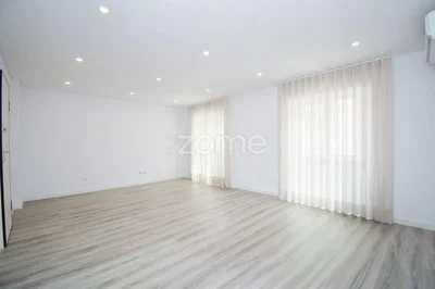 Wohnzimmer; holzboden, tageslicht