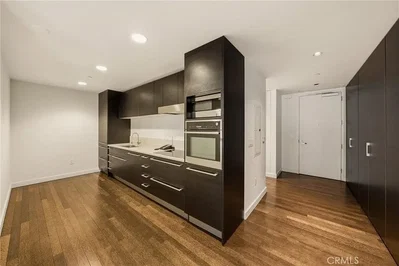 Cuisine; électroménager, parquet, lumière naturelle