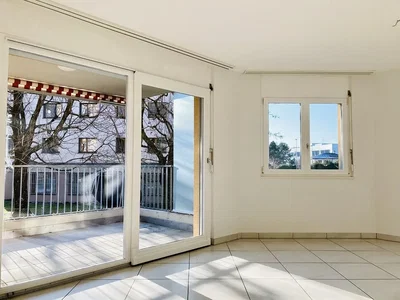 Salon; carrelage, lumière naturelle, vue