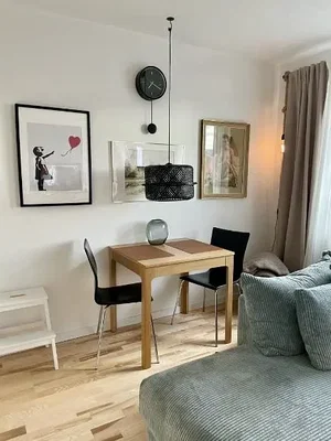 Oturma odası; modern stil, ahşap zemin, doğal ışık