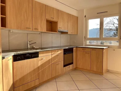 Cuisine; électroménager, lumière naturelle, carrelage