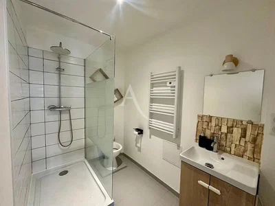 Salle de bain; carrelage, rénové, lumière naturelle