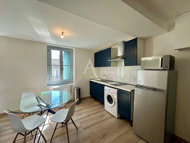 Cuisine; électroménager, parquet, lumière naturelle