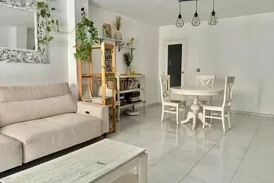 Salón; suelo de baldosas, luz natural, estilo moderno