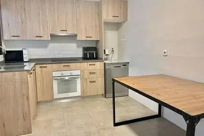Cocina; electrodomésticos, suelo de baldosas, luz natural