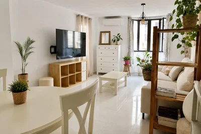 Salón; luz natural, estilo moderno, suelo de baldosas