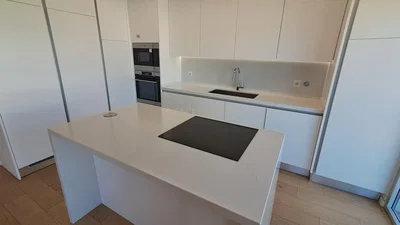 Cuisine; électroménager, carrelage, rénové, lumière naturelle