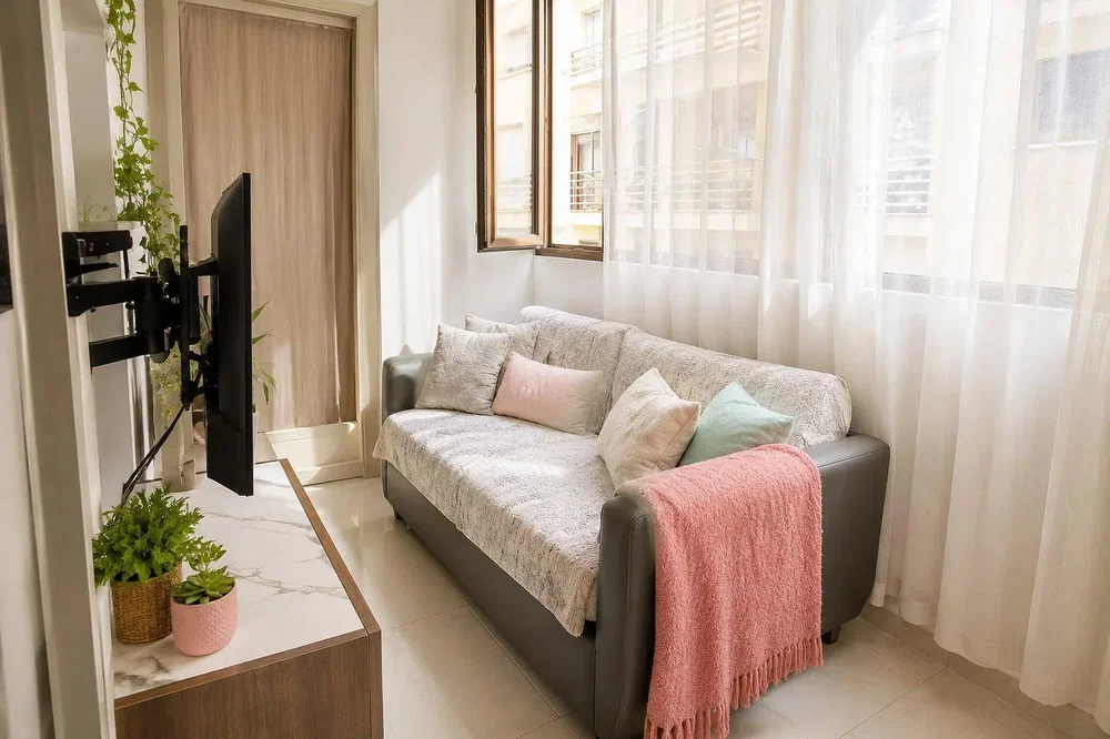 Salón; luz natural, estilo moderno