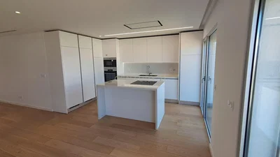Cuisine; électroménager, parquet, lumière naturelle, rénové