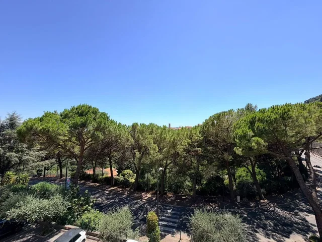 Casa y alrededores; luz natural, vista