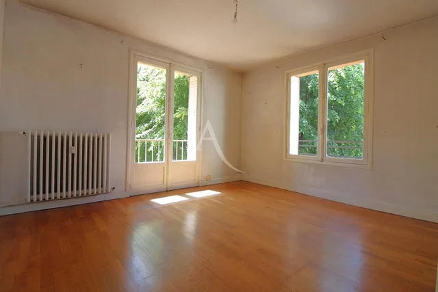 Salón; suelo de madera, luz natural, vista