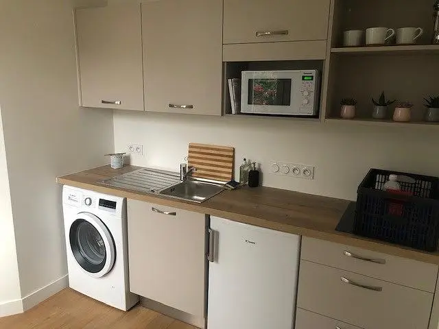 Cuisine; électroménager, parquet, lumière naturelle