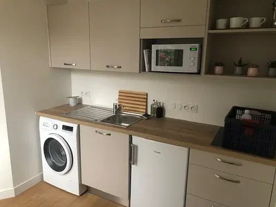Cuisine; électroménager, parquet, lumière naturelle