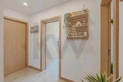 Vestiyer; ahşap zemin, doğal ışık, modern stil