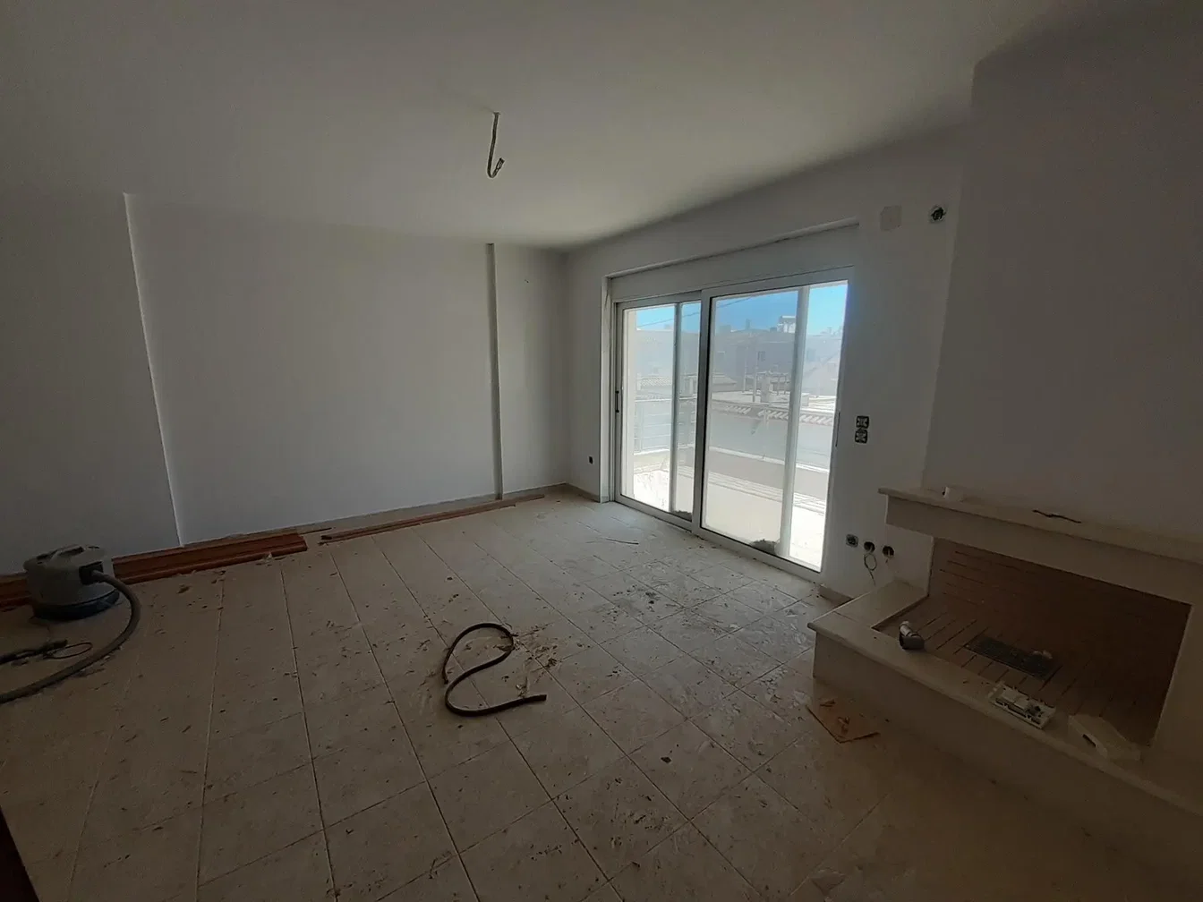 Autre; nécessite rénovation, lumière naturelle