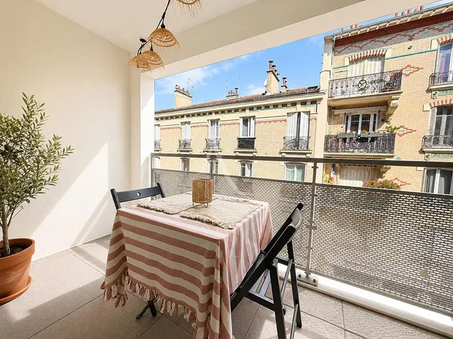 Balkon; manzara, doğal ışık, fayans zemin