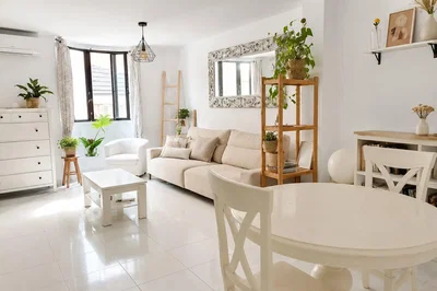 Salón; suelo de baldosas, luz natural, estilo moderno