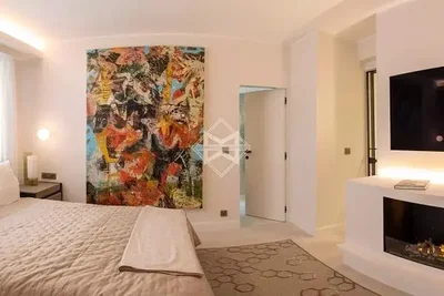 Spálňa; krb, prirodzené svetlo