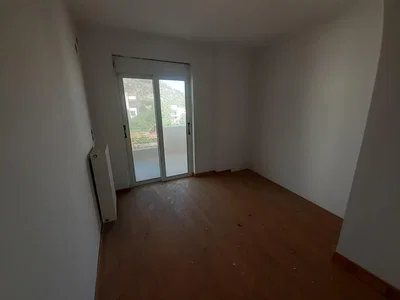 Autre; lumière naturelle, nécessite rénovation, parquet