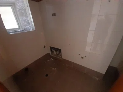 Toilettes; nécessite rénovation, lumière naturelle