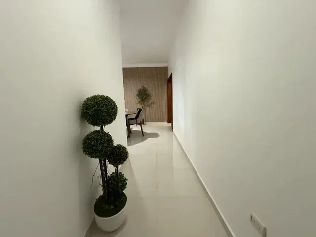 Obývačka; dlažba, prirodzené svetlo