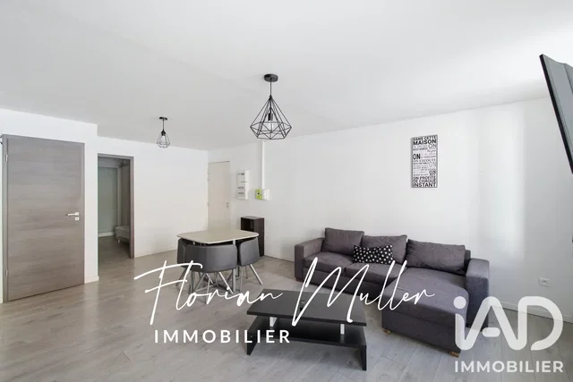 Salon; parquet, lumière naturelle, style moderne