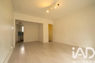 Wohnzimmer; tageslicht, holzboden, renovierungsbedürftig
