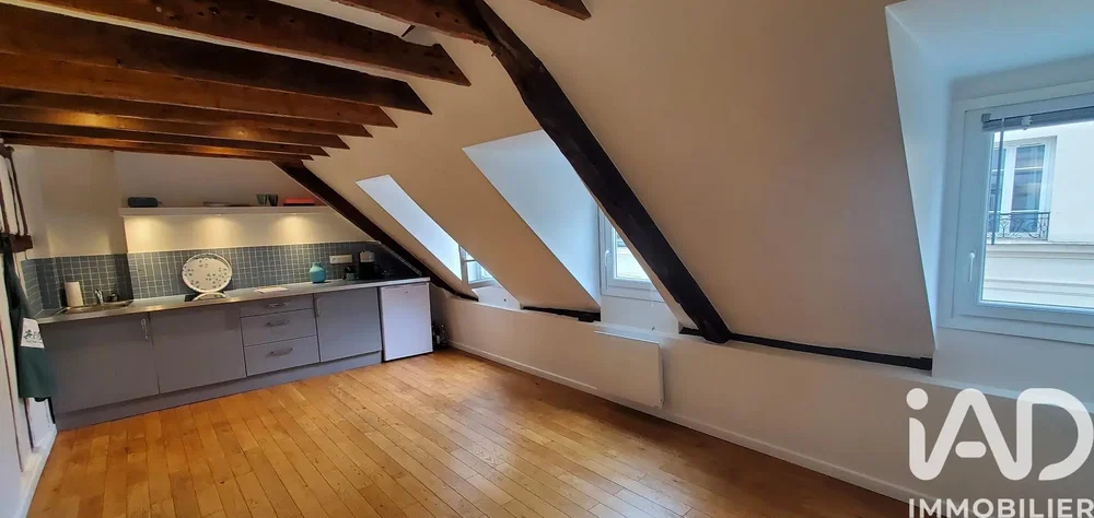 Cuisine; parquet, électroménager, lumière naturelle