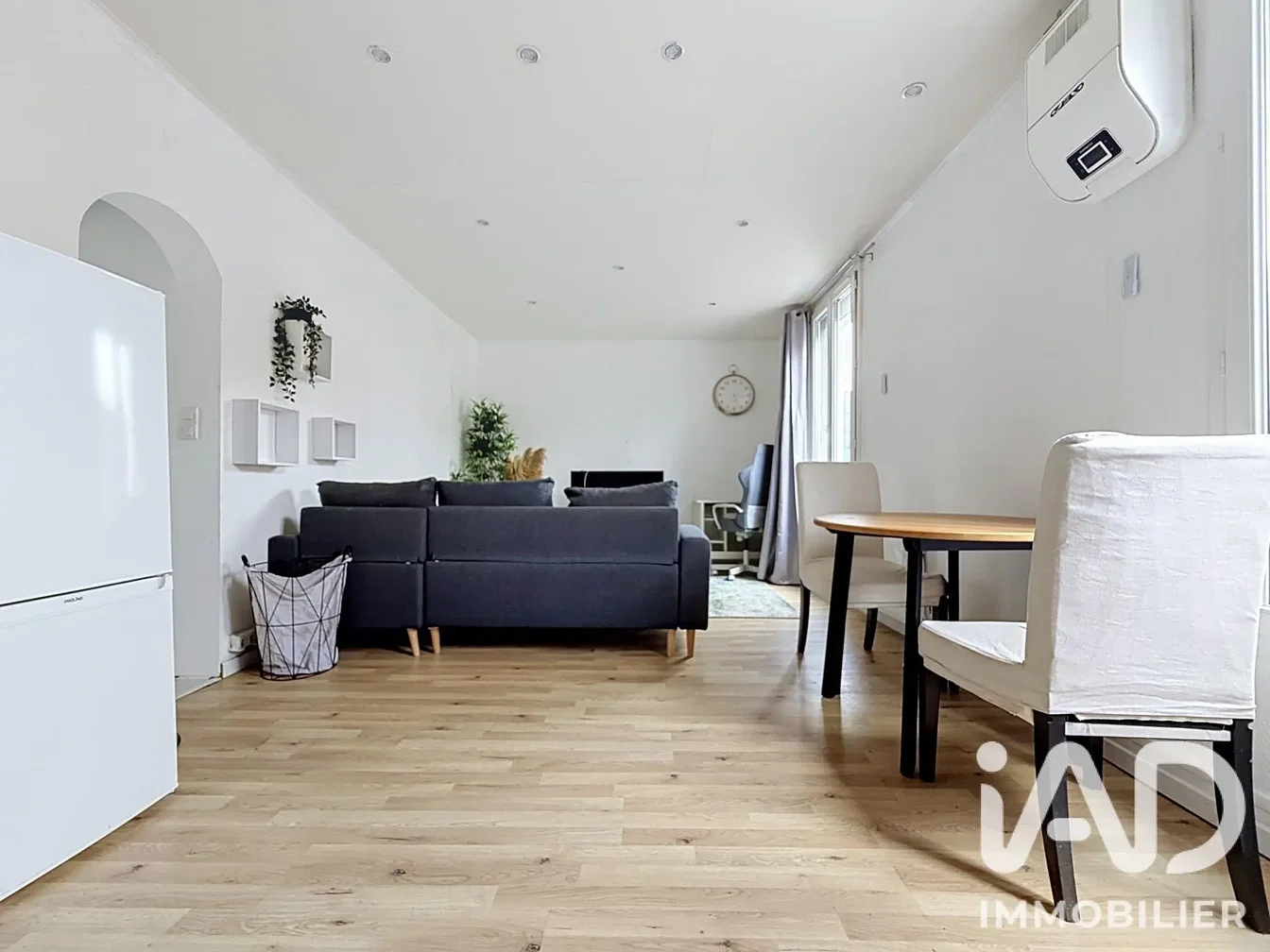Salon; parquet, lumière naturelle, style moderne