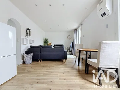 Salon; parquet, lumière naturelle, style moderne