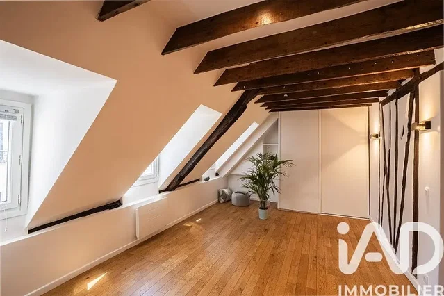 Chambre d'enfant; parquet, poutres en bois, lumière naturelle