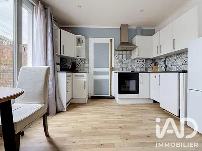 Cuisine; électroménager, parquet, lumière naturelle