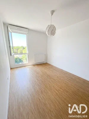 Schlafzimmer; holzboden, tageslicht, blick