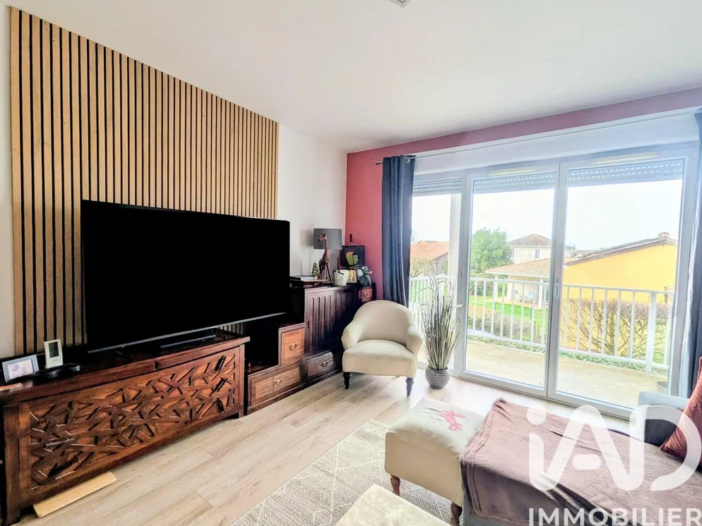 Salon; parquet, lumière naturelle, style moderne