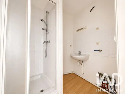 Badezimmer; fliesenboden, tageslicht