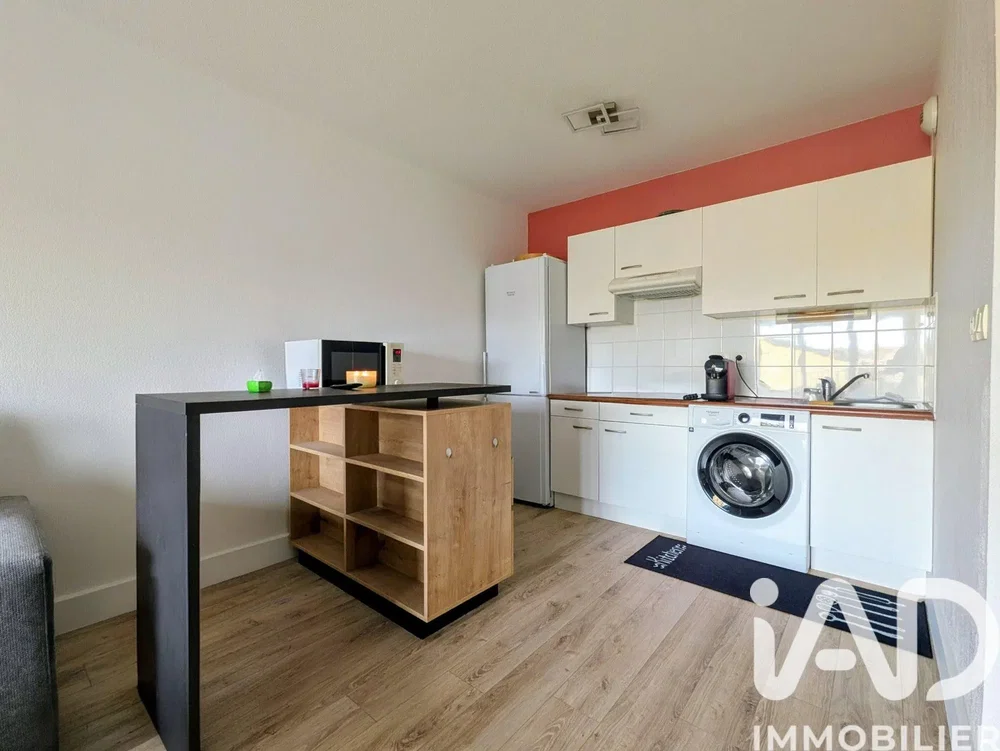 Cuisine; électroménager, parquet, lumière naturelle