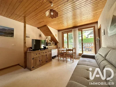 Wohnzimmer; holzbalken, holzboden, tageslicht, rustikaler stil