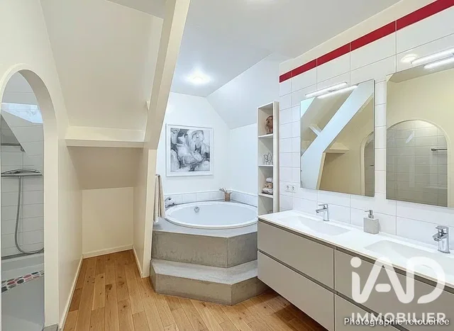 Badezimmer; holzboden, fliesenboden, renoviert, tageslicht