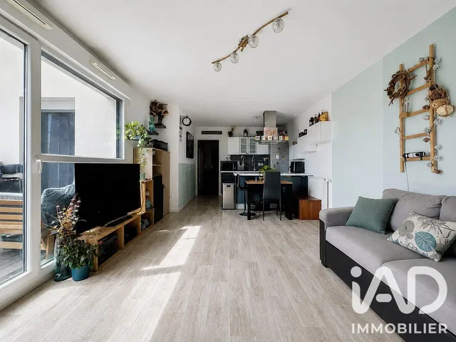 Obývačka; prirodzené svetlo, drevená podlaha, moderný štýl