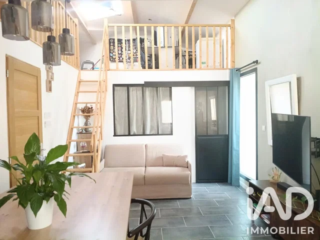 Wohnzimmer; fliesenboden, tageslicht, holzbalken