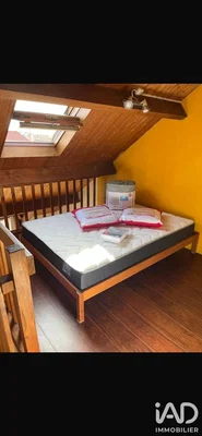 Schlafzimmer; holzboden, tageslicht