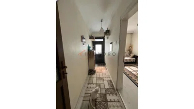 غرفة معيشة; أرضية من البلاط, ضوء طبيعي