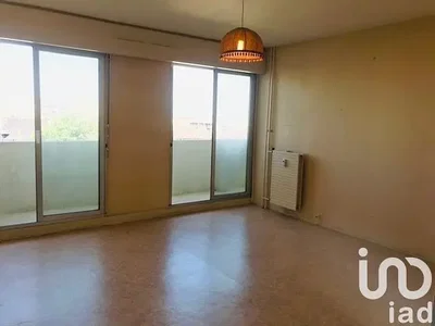 Wohnzimmer; tageslicht, renovierungsbedürftig