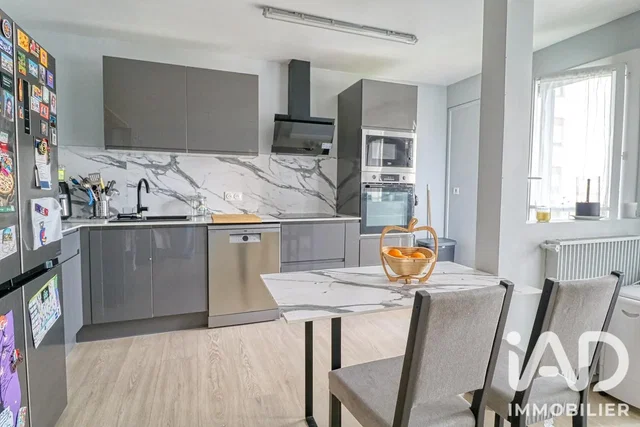 Küche; küchengeräte, holzboden, tageslicht, moderner stil, renoviert