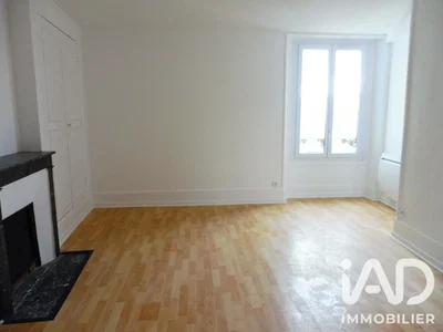 Wohnzimmer; kamin, holzboden, tageslicht
