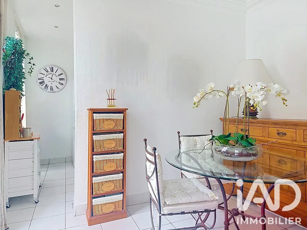 Wohnzimmer; holzboden, fliesenboden, tageslicht, moderner stil